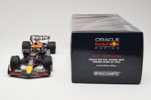 Oracle Red Bull Racing RB19 #1 M. Verstappen Winner Miami GP 2023 Minichamps 1:18 110230501 Metal - imagem 6 de 6