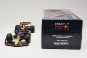 Red Bull Racing RB20 #1 M. Verstappen Winner China GP 2024 Minichamps 1:18 110240501 Metal - imagem 6 de 6