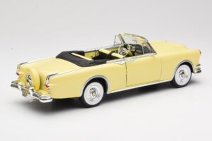 Packard Caribbean Cabriolet Amarelo Road Signature 1:18 92798 Metal - imagem 3 de 8