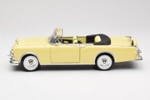 Packard Caribbean Cabriolet Amarelo Road Signature 1:18 92798 Metal - imagem 4 de 8