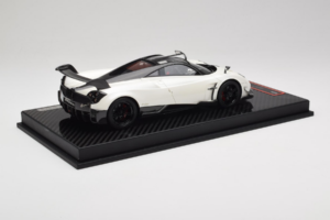Pagani Huayra BC White Metallic Yy Model 1:18 REMC025 Resina - imagem 3 de 7