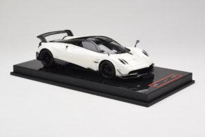 Pagani Huayra BC White Metallic Yy Model 1:18 REMC025 Resina - imagem 4 de 7