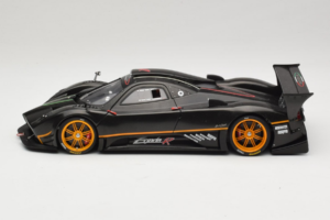 Pagani Zonda R Revolucion Carbon Fiber AUTOart 1:18 78261 Metal - imagem 4 de 8