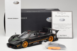 Pagani Zonda R Revolucion Carbon Fiber AUTOart 1:18 78261 Metal - imagem 8 de 8