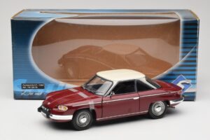Panhard 24 CT Vermelho Solido 1:18 1832500 Metal - imagem 8 de 8