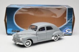 Peugeot 203 Gris Clair Solido 1:18 8145 Metal - imagem 8 de 8
