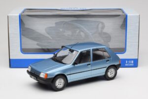 Peugeot 205 Azul MCG 1:18 MCG18491 Metal - imagem 6 de 6