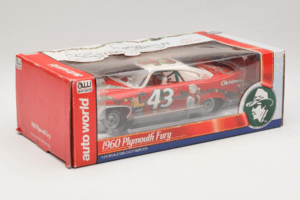 Plymouth Fury #43 R. Petty NASCAR 1960 Auto World 1:24 AW24003/06 Metal - imagem 2 de 3