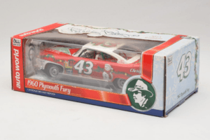 Plymouth Fury #43 R. Petty NASCAR 1960 Auto World 1:24 AW24003/06 Metal - imagem 3 de 3