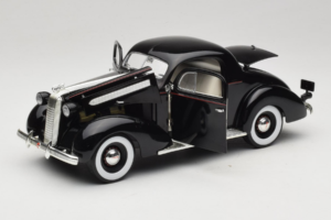 Pontiac Deluxe Preto Signature Models 1:18 18106 Metal - imagem 2 de 8