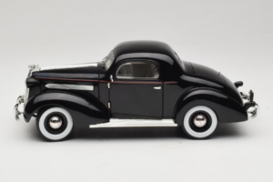 Pontiac Deluxe Preto Signature Models 1:18 18106 Metal - imagem 4 de 8