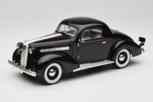 Pontiac Deluxe Preto Signature Models 1:18 18106 Metal