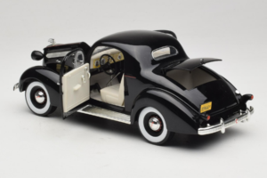 Pontiac Deluxe Preto Signature Models 1:18 18106 Metal - imagem 5 de 8