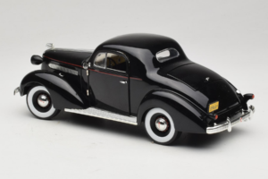 Pontiac Deluxe Preto Signature Models 1:18 18106 Metal - imagem 7 de 8