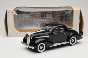 Pontiac Deluxe Preto Signature Models 1:18 18106 Metal - imagem 8 de 8