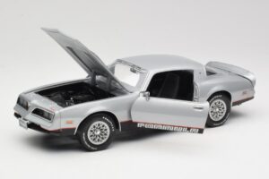Pontiac Firebird Formula Prata ERTL 1:18 33514 Metal - imagem 2 de 8