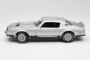 Pontiac Firebird Formula Prata ERTL 1:18 33514 Metal - imagem 4 de 8