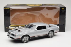 Pontiac Firebird Formula Prata ERTL 1:18 33514 Metal - imagem 8 de 8