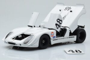 Porsche 908/02 #48 S. McQueen / P. Revson 12 Hours of Sebring 2nd Place Post Race Version 1970 AUTOart 1:18 87072 Metal - imagem 2 de 8