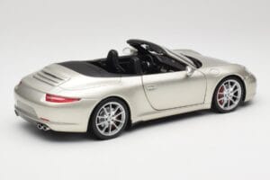 Porsche 911 991 Carrera S Cabriolet GT Prata Metálico Minichamps 1:18 100061030 Metal - imagem 3 de 8