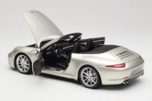 Porsche 911 991 Carrera S Cabriolet GT Prata Metálico Minichamps 1:18 100061030 Metal - imagem 5 de 8