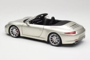 Porsche 911 991 Carrera S Cabriolet GT Prata Metálico Minichamps 1:18 100061030 Metal - imagem 7 de 8