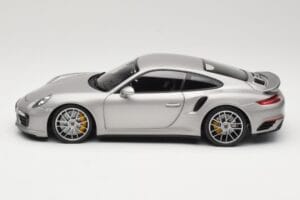 Porsche 911 991 Turbo S Prata Minichamps 1:18 113067126 Metal - imagem 4 de 8