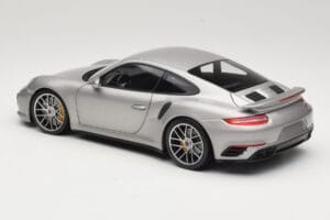 Porsche 911 991 Turbo S Prata Minichamps 1:18 113067126 Metal - imagem 7 de 8