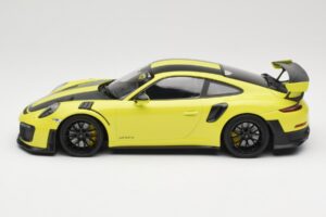 Porsche 911 GT2 RS 991.2 Weissach Package Verde Jantes Pretas Minichamps 1:18 155068300-1 Metal - imagem 3 de 6