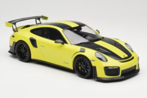 Porsche 911 GT2 RS 991.2 Weissach Package Verde Jantes Pretas Minichamps 1:18 155068300-1 Metal - imagem 4 de 6