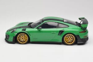 Porsche 911 991.2 GT2 RS Weissach Package British Racing Verde & Rodas Douradas Minichamps 1:18 153068318 Metal - imagem 3 de 6