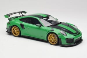 Porsche 911 991.2 GT2 RS Weissach Package British Racing Verde & Rodas Douradas Minichamps 1:18 153068318 Metal - imagem 4 de 6