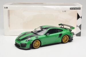 Porsche 911 991.2 GT2 RS Weissach Package British Racing Verde & Rodas Douradas Minichamps 1:18 153068318 Metal - imagem 6 de 6