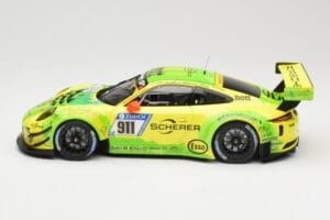 Porsche 911 991.2 GT3 R #911 Manthey Racing R. Dumas / F. Makowiecki 24 Hours of Nurburgring 2017 Minichamps 1:18 155176911 M - imagem 3 de 6