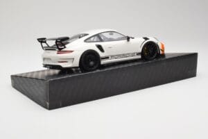 Porsche 911 991.2 GT3 RS Manthey Racing Branco & Azul & Laranja Minichamps 1:18 MR-911-GT3RS-1805 Metal - imagem 3 de 6