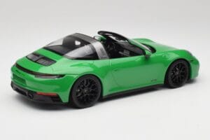 Porsche 911 991.2 Targa 4 GTS British Racing Verde Minichamps 1:18 155061065 Metal - imagem 2 de 6