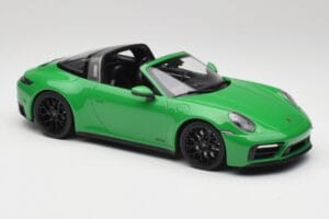 Porsche 911 991.2 Targa 4 GTS British Racing Verde Minichamps 1:18 155061065 Metal - imagem 4 de 6