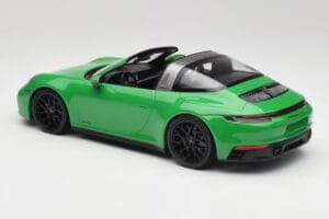 Porsche 911 991.2 Targa 4 GTS British Racing Verde Minichamps 1:18 155061065 Metal - imagem 5 de 6