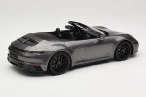 Porsche 911 992 Carrera 4 GTS Cabriolet Grey Metallic Minichamps 1:18 155063031 Metal - imagem 2 de 6