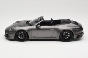 Porsche 911 992 Carrera 4 GTS Cabriolet Grey Metallic Minichamps 1:18 155063031 Metal - imagem 3 de 6