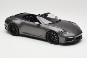 Porsche 911 992 Carrera 4 GTS Cabriolet Grey Metallic Minichamps 1:18 155063031 Metal - imagem 4 de 6