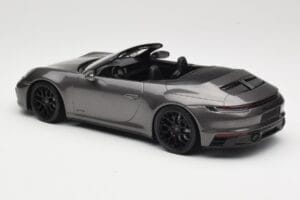 Porsche 911 992 Carrera 4 GTS Cabriolet Grey Metallic Minichamps 1:18 155063031 Metal - imagem 5 de 6
