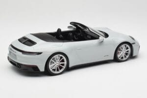 Porsche 911 992 Carrera 4 GTS Cabriolet Cinzento Minichamps 1:18 155063034 Metal - imagem 3 de 6