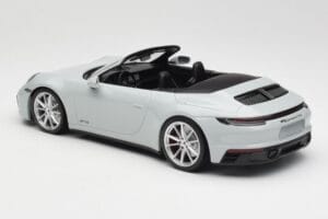 Porsche 911 992 Carrera 4 GTS Cabriolet Cinzento Minichamps 1:18 155063034 Metal - imagem 4 de 6