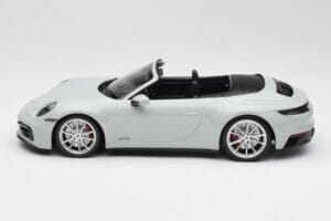 Porsche 911 992 Carrera 4 GTS Cabriolet Cinzento Minichamps 1:18 155063034 Metal - imagem 5 de 6