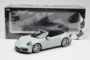 Porsche 911 992 Carrera 4 GTS Cabriolet Cinzento Minichamps 1:18 155063034 Metal - imagem 6 de 6
