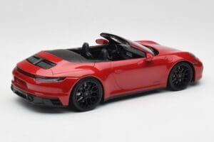 Porsche 911 992 Carrera 4 GTS Cabriolet Vermelho Minichamps 1:18 155063032 Metal - imagem 2 de 6