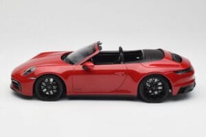 Porsche 911 992 Carrera 4 GTS Cabriolet Vermelho Minichamps 1:18 155063032 Metal - imagem 3 de 6