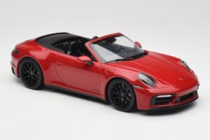 Porsche 911 992 Carrera 4 GTS Cabriolet Vermelho Minichamps 1:18 155063032 Metal - imagem 4 de 6
