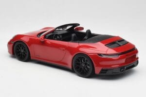 Porsche 911 992 Carrera 4 GTS Cabriolet Vermelho Minichamps 1:18 155063032 Metal - imagem 5 de 6